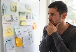 Un profesional está revisando las notas organizadas para definir los tipos de empleo y mejorar búsqueda de empleo por internet.